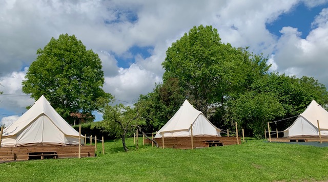 Hébergement tipi camping au coeur des monts_Compagnons de route